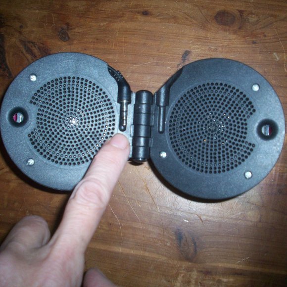 Portable Speaker 3.5mm Audio Jack, Pink Clamshell Style Wired Travel Mp3 ipod - Picture 3 of 6